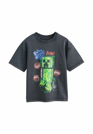 Tamsiai pilka marškinėliai su žaliu pikseliu Minecraft Creeperiu, TNT blokeliais ir žodžiu „BOOM!“ raudonai virš jų.