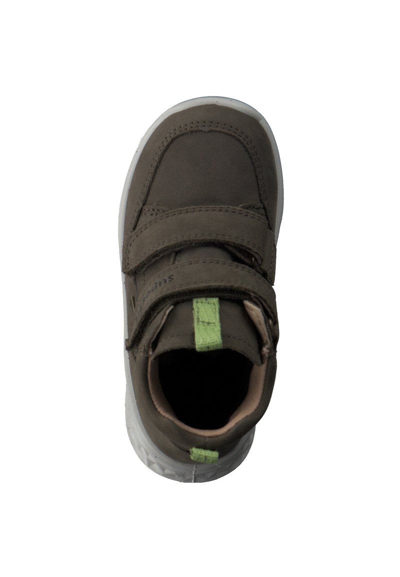 Braune Wildleder-Sneaker mit zwei Klettverschlüssen, grünem Akzent-Tab, abgerundetem Zehenbereich und weißer Gummisohle. Die Draufsicht zeigt das Innenfutter des Schuhs.