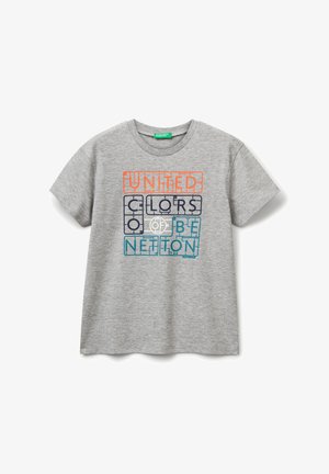 Šedé bavlněné tričko s grafickou potiskem "UNITED COLORS OF BENETTON" v modrých, oranžových a zelených blokových písmech. Kulatý výstřih.