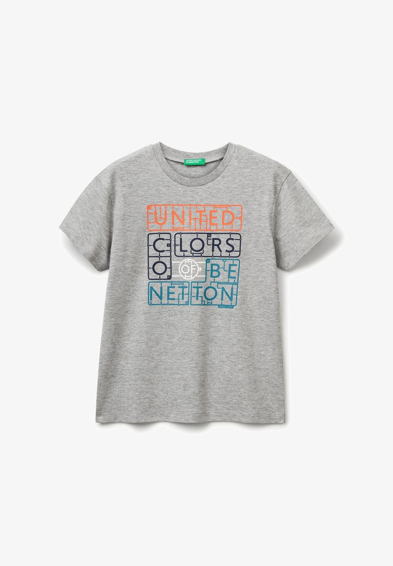 Šedé bavlněné tričko s grafickou potiskem "UNITED COLORS OF BENETTON" v modrých, oranžových a zelených blokových písmech. Kulatý výstřih.