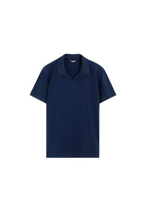 Polo bleu marine à coupe classique, manches courtes et col plat. Fabriqué en tissu de coton, avec une texture lisse.