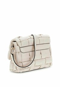 Borsa a tracolla in pelle beige intrecciata con chiusura a patta, tracolla corta nera e superficie testurizzata caratterizzata da motivi trapuntati distintivi.