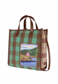 Sac fourre-tout en laine verte et marron à carreaux avec des poignées en cuir marron. Présente une image brodée d'une maison rose au bord de l'eau. Fermeture éclair.