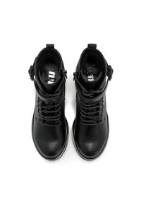 Une paire de bottines en cuir noir, avec des lacets, des boucles sur les côtés et des bouts ronds, sur fond blanc, vue d'en haut.
