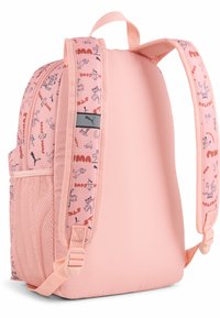 Zaino rosa con un corpo liscio, spallacci decorati con animali, tasca laterale in rete e spallacci regolabili. Logo PUMA sul lato.