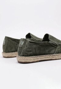 Natural World Alpargatas - green