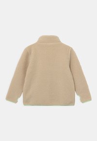 Beige Fleecejacke mit hohem Kragen, strukturiertem Ober surface und kontrastierenden hellgrünen Akzenten an den Bündchen und am Saum. Keine sichtbaren Verschlüsse.
