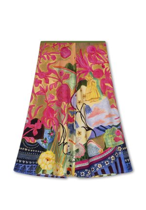 Meer kleurige stof met levendige bloem- en abstracte patronen, met opvallende roze en gele tinten; zachte textuur en vloeiend ontwerp.