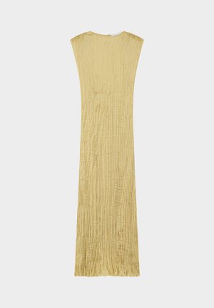 Robe longue beige sans manches avec plis verticaux et texture froissée, présentée à plat sur un fond gris clair.