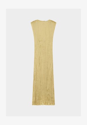 Robe longue beige sans manches avec plis verticaux et texture froissée, présentée à plat sur un fond gris clair.