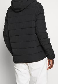 Lyle & Scott Jas - black