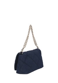 Borsa trapuntata blu navy con tracolla a catena argentata. Texture morbida e forma rettangolare. Presenta cuciture a motivo a diamante per dettaglio.