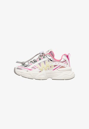 Baskets épaisses blanches et roses avec des accents argentés, des lacets gris, une semelle épaisse et texturée, et un détail décoratif "W6" sur le côté.