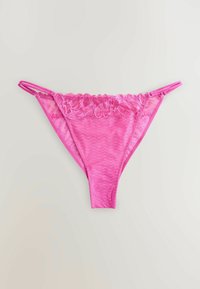 String en dentelle rose avec double lanières latérales et un motif ondulé sur le tissu, présenté à plat sur un fond neutre.