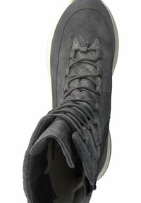 Zapatilla alta gris con una mezcla de ante y tejido texturizado, con cordones prominentes, cuello acolchado y una suave suela blanca.