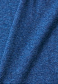 Modrá melírovaná látka s měkkým, mírně texturovaným povrchem, zobrazená zblízka s jemnými záhyby.