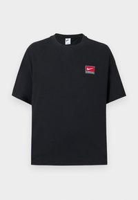 Μαύρο κοντομάνικο μπλουζάκι Nike με στρογγυλή λαιμόκοψη, με μικρό κόκκινο και λευκό λογότυπο Nike στο αριστερό στήθος.