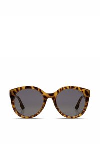 Lunettes de soleil en écaille de tortue avec des montures surdimensionnées en forme d'œil de chat, verres teintés gris et accents sombres contrastants sur les embouts des branches.