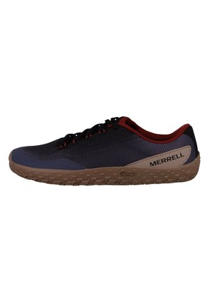 Baskets Merrell profil bas avec tige en mesh noir, doublure rouge, semelle extérieure Vibram beige et lacets noirs, vue de côté.