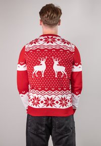 Roter Strickpullover mit weißen Rentieren, Schneeflocken und geometrischen Mustern. Gerippte Bündchen und Saum; lange Ärmel; festliches Design.