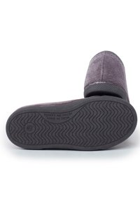 Scarpa slip-on in corda con tomaia testurizzata, suola in gomma e motivo a onda, che mostra l'etichetta "Made in Spain" sul fondo.