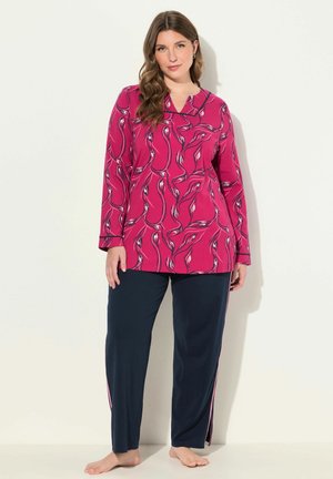 Roze langekuiltop met abstract patroon en notch-kraag, gecombineerd met donkerblauwe broek met een zijstreep detail. Zachte textuur van de stof.