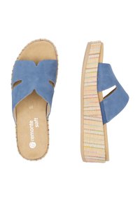 Sandales à glisser en cuir suédé bleu avec un design découpé, dotées d'une plateforme tissée multicolore texturée et d'une semelle intérieure rembourrée couleur tan.