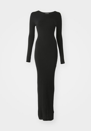 Robe maxi en tricot côtelé noir avec manches longues et un col rond discret. Présente une silhouette ajustée avec un ourlet droit.