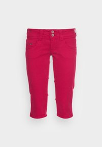 Pantalones capri rojos de algodón con una textura suave, que cuentan con dos bolsillos frontales, un cierre de doble botón y un diseño ajustado.
