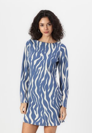 Abito blu con strisce bianche ondulate, maniche lunghe, collo rotondo e una vestibilità comoda, realizzato in un tessuto leggero e morbido.