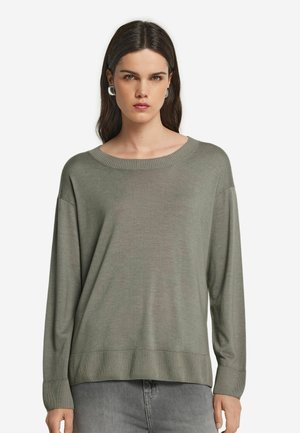Pull à manches longues en olive, en tissu doux, avec un large col rond et des poignets et un ourlet côtelés, offrant une coupe décontractée.