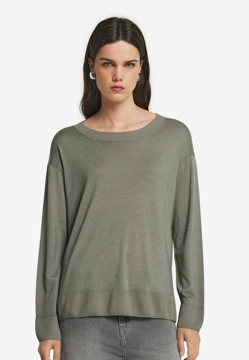 Långärmad, olivgrön tröja i mjukt material med en vid rund halsringning samt ribbade muddar och nederkant, med en avslappnad passform.