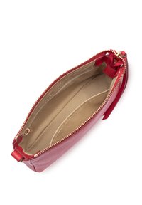 Borsa a pochette rossa in pelle con chiusura a zip, dotata di un interno beige con scomparti e un tirante decorativo per la zip.