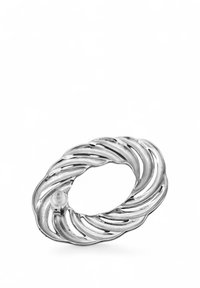 Spilla d'argento con un design a onda torsionale, dotata di una chiusura centrale a spillo. Superficie liscia con finitura lucida e senza decorazioni visibili.