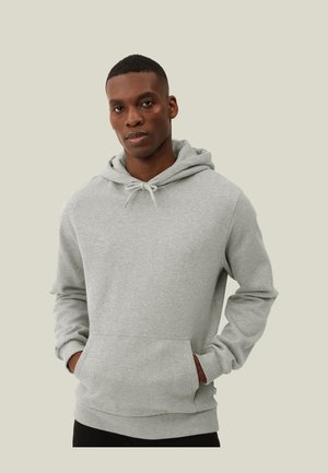 Felpa grigia con tasca a marsupio, cappuccio con coulisse, polsini e orlo a coste, realizzata in tessuto morbido; logo minimale sul petto.