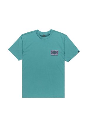 Teal kortemouw T-shirt met ronde hals, voorzien van een klein geometrisch logo en tekst op de linkerborst en een merklabel op de linker mouw.