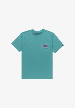 T-shirt a maniche corte in teal con collo rotondo, dotato di un piccolo logo geometrico e testo sul lato sinistro del petto e un'etichetta di marca sulla manica sinistra.