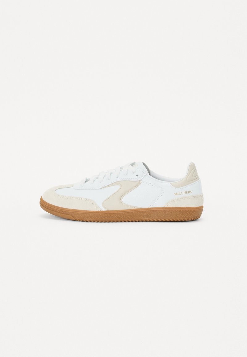 Hvite sneakers med brune detaljer, materialer i semsket skinn og glatt lær, rund tå, flat såle i gummigummi, og logo på hælen.
