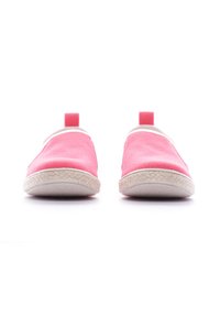 Scarpe slip-on rosa con tomaia in tessuto liscio, dettagli bianchi alla caviglia e sulla suola, e suola in gomma testurizzata per una buona presa.