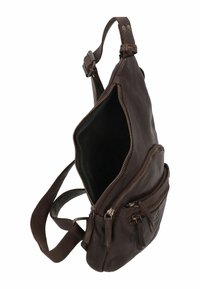 Borsa a tracolla in pelle marrone con finitura testurizzata. Presenta più scomparti con zip e una tracolla regolabile. La parte superiore aperta rivela un interno nero.