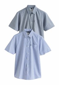Chemises à manches courtes en bleu et blanc. L'une est unie grise avec une poche ; l'autre est rayée bleu et blanc. Les deux ont des cols à boutons.