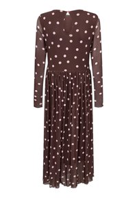 Robe marron à manches longues avec des pois rose clair, jupe plissée et encolure dos en forme de goutte avec fermeture par bouton.