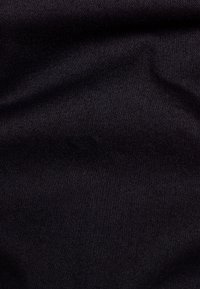 Tessuto nero intrecciato con una texture liscia e una leggera lucentezza. Presenta una tessitura diagonale, senza motivi o elementi hardware, colore uniforme su tutta la superficie.