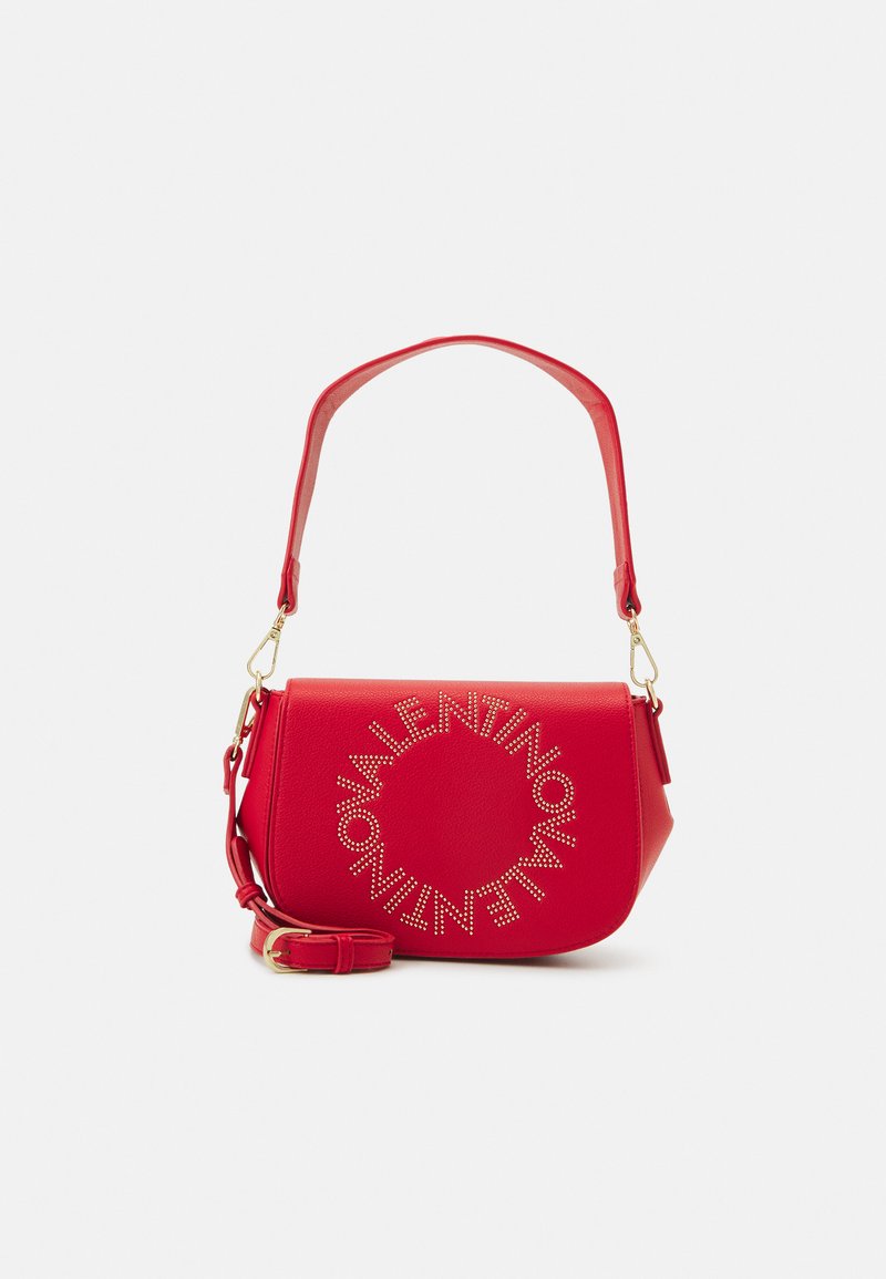 Borsa a tracolla rossa in pelle con una forma curva, caratterizzata da un logo circolare in rilievo realizzato con borchie. Cinghia regolabile e accessori in tonalità oro.