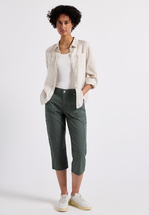 MIT TASCHEN - Shorts - grün