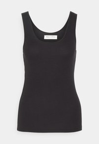 Svart tanktopp med en tettsittende design. Laget av ribbestrikket stoff, med rund hals og uten ermer. Merket leser "Marc O'Polo."