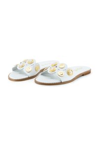 Weiße Rutschsandalen mit goldenen dekorativen Akzenten und einer flachen braunen Sohle. Sie verfügen über ein gespaltenes Oberdesign mit mehreren kreisförmigen Details.