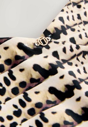 Auduma materiāls ar leoparda rakstu melnās un bēšās toņos, ar zelta krāsas aparatūras akcentu un kroku tekstūru.