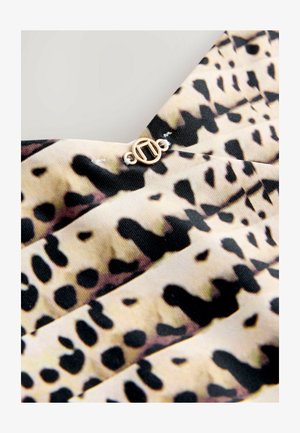 Látka so vzorom leopardieho sfarbenia v čiernej a hnedej farbe, s ozdobou v zlatej farbe a plisovanou textúrou.