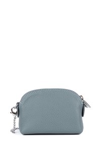 Portafoglio in pelle di colore blu chiaro morbido e testurizzato, con una parte superiore arrotondata, accessori in argento e un attacco a catena per un facile trasporto.